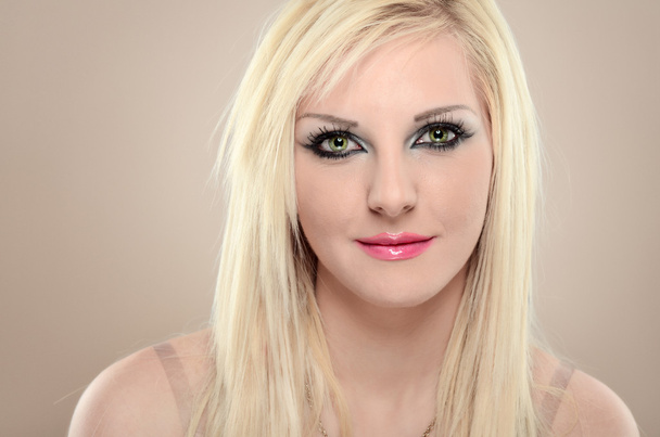 Gros plan portrait de fille blonde sexy avec des yeux de chat vert
 - Photo, image