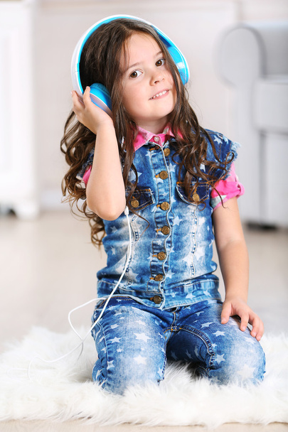 Little girl with headphones  - Fotó, kép