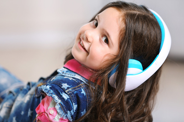 Little girl with headphones  - Φωτογραφία, εικόνα