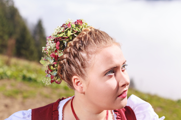 Portrét mladé dívky v kroji s čelenku - Fotografie, Obrázek