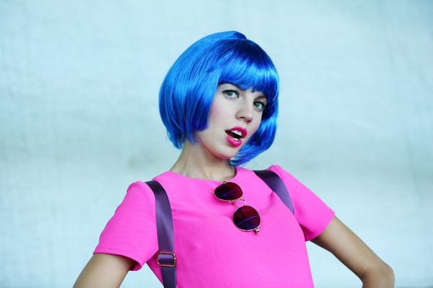 Jeune femme avec coiffure bleue
  - Photo, image