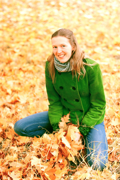 Chica cerca de árbol de otoño
 - Foto, Imagen