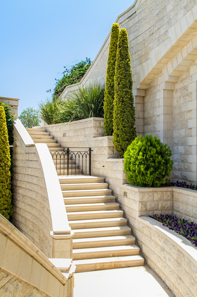Jardín mediterráneo con escalera
 - Foto, imagen