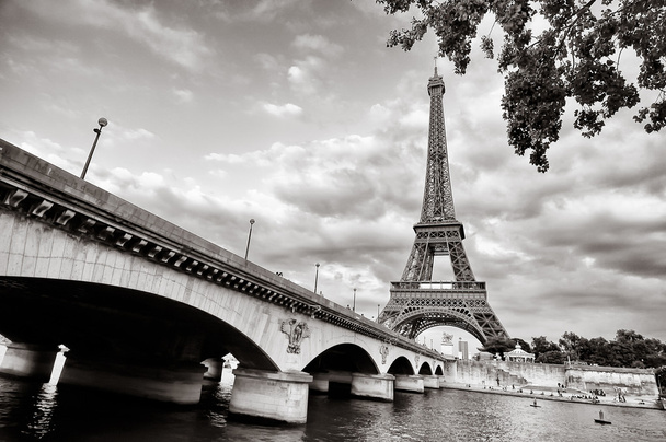 Eiffel torni näkymä Seine joelta
 - Valokuva, kuva