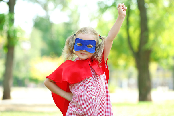 Menina super-herói no parque
 - Foto, Imagem