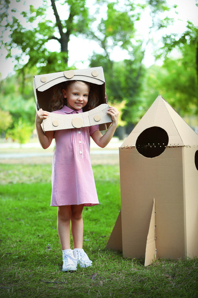 Little girl in box  - Foto, Imagen