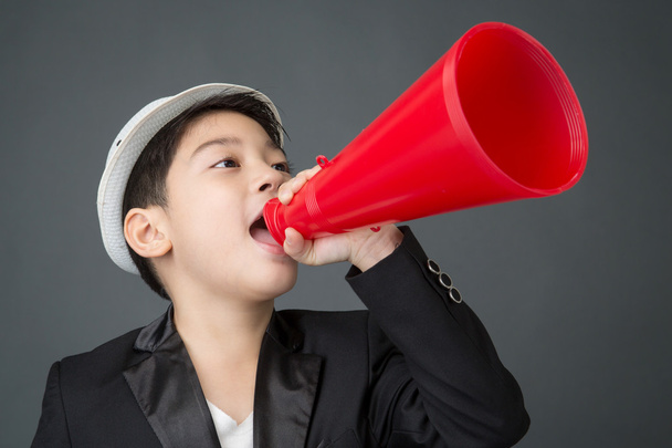 piccolo asiatico ragazzo utilizzando megafono urlando
 - Foto, immagini