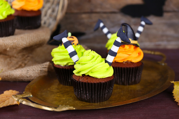 Halloween cupcakes on metal tray on the table - Foto, Imagem