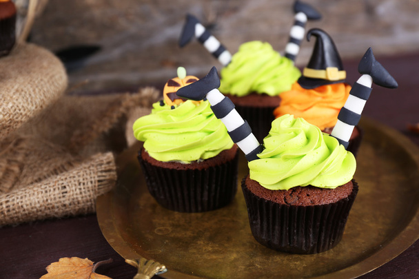 Halloween cupcakes on metal tray on the table - 写真・画像