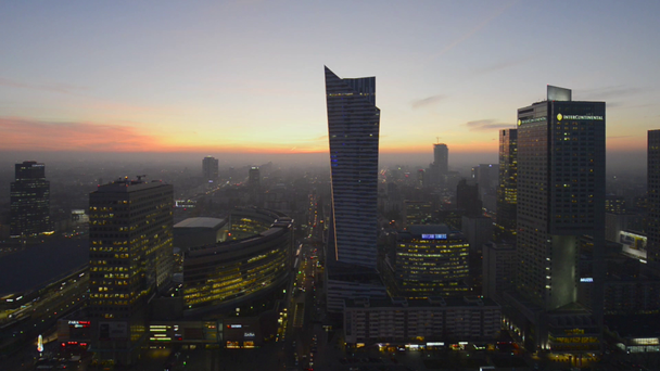Ομίχλη ηλιοβασίλεμα πάνω από την πόλη της Βαρσοβίας - Πλάνα, βίντεο
