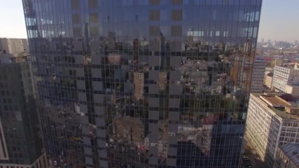 City reflection on the skyscraper's windows - Video, Çekim