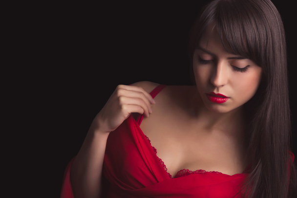 赤いドレスを着たブルネットの官能的な胸の谷間 - 写真・画像
