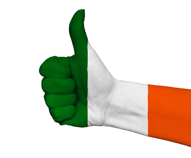 Mano con pulgar hacia arriba pintado en colores de la bandera de Irlanda aislado
 - Foto, Imagen