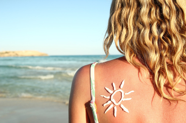 crema solar en la espalda femenina
 - Foto, imagen