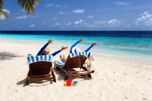 pareja feliz relajarse en una playa tropical
 - Foto, Imagen
