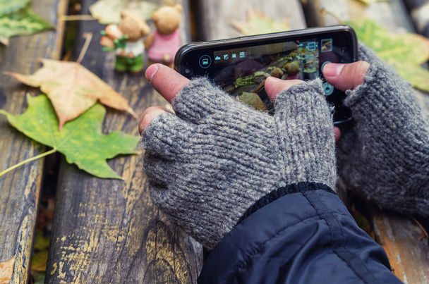 Homme prenant des photos de l'automne sur son smartphone
 - Photo, image