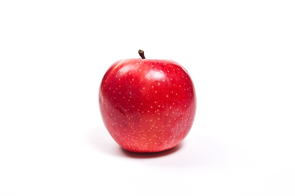 Свіже червоне яблуко на білому тлі
 - Фото, зображення