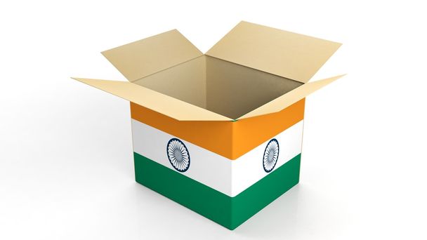 Картонная коробка с национальным флагом Индии, изолированные на белом фоне
. - Фото, изображение