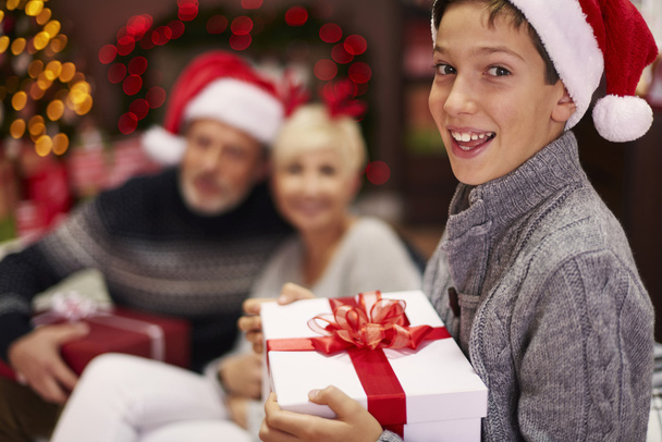 Familia feliz con regalos
 - Foto, Imagen