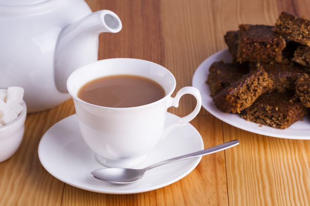 Taza de té inglés con pastel para tomar el té por la tarde
 - Foto, Imagen