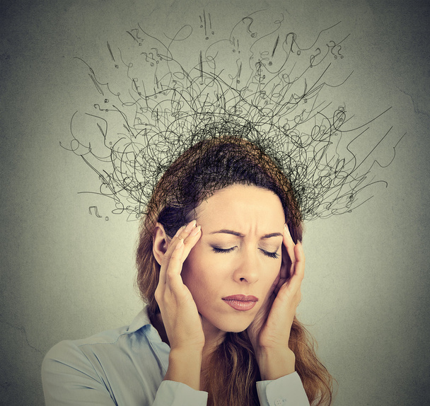 surullinen nainen, jolla on huolissaan stressaantunut ilme ja aivot sulavat riveihin kysymysmerkkejä
 - Valokuva, kuva