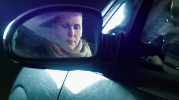 The girl gets into the car and starts speaking by phone - Filmagem, Vídeo