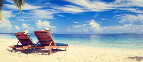 Due sedie sulla spiaggia di sabbia tropicale
 - Foto, immagini