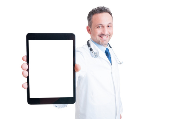 Médico o médico mostrando tableta con pantalla en blanco
 - Foto, imagen