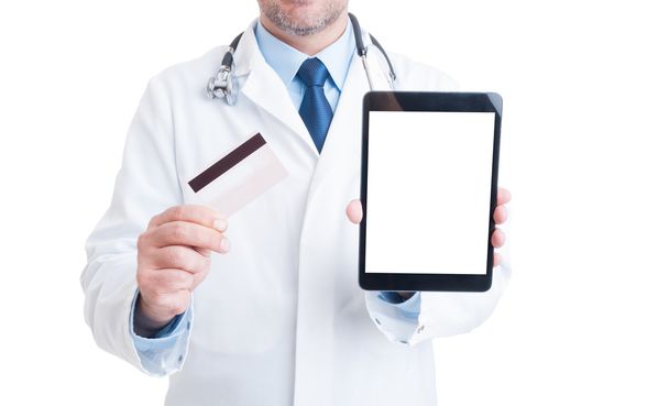 Medico mostrando carta di credito e tablet schermo vuoto
 - Foto, immagini