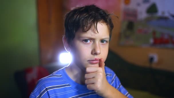 Shaggy fáradt tizenéves fiú gondolkodás egy szobában az esti fényben - Felvétel, videó
