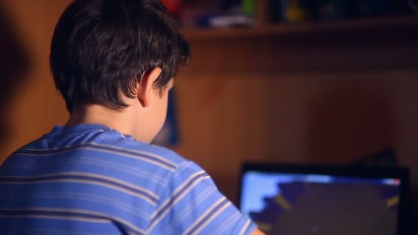 adolescente jogando menino computador jogo de vídeo sentado de volta sala de noite
 - Filmagem, Vídeo