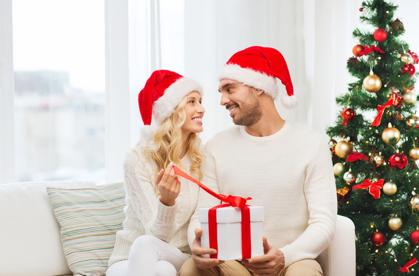 happy couple at home with christmas gift box - Foto, Imagem