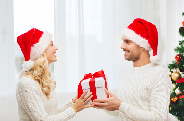 happy couple at home with christmas gift box - Foto, Imagem