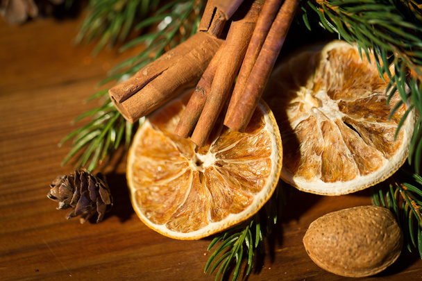 christmas fir branch, cinnamon and dried orange - Foto, immagini