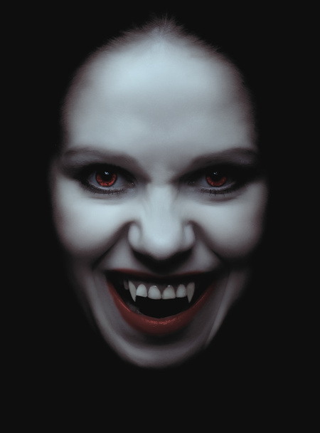 黒い背景に牙を持つ女性吸血鬼 - 写真・画像