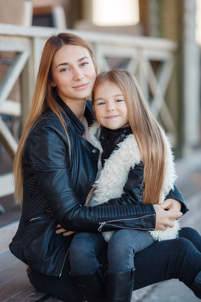 Autumn portrait of stylish mums and daughters - Foto, afbeelding