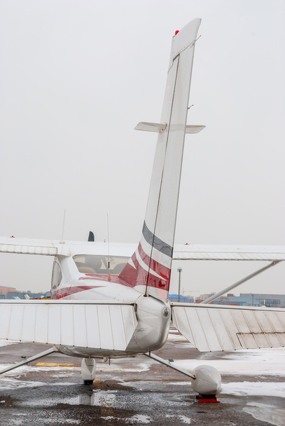 yksityinen lentokone lentokentällä on kuvattu lähikuva takana
 - Valokuva, kuva
