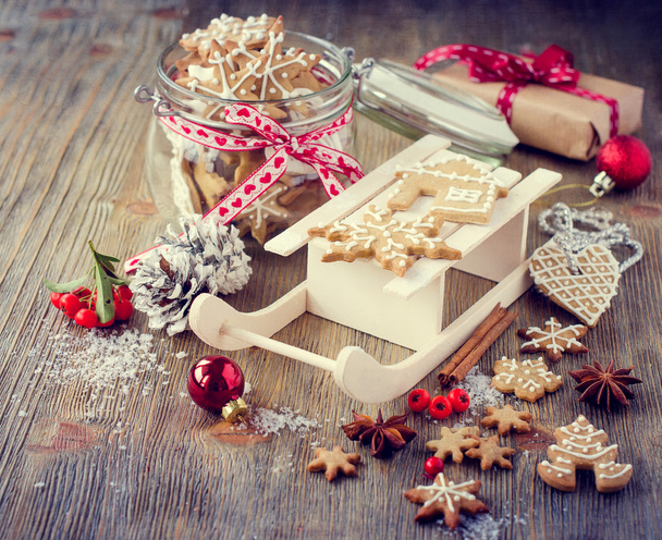 Χριστούγεννα μελόψωμο cookies, γιορτινό τραπέζι ρουστίκ διακόσμηση - Φωτογραφία, εικόνα