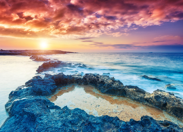 Erstaunliche Morgensonne über dem Meer. - Foto, Bild