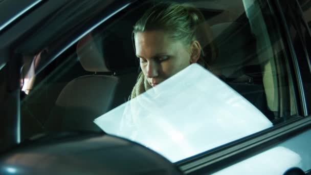 Kız arabada bir pencereyi kapatır ve telefonla konuşma başlar - Video, Çekim