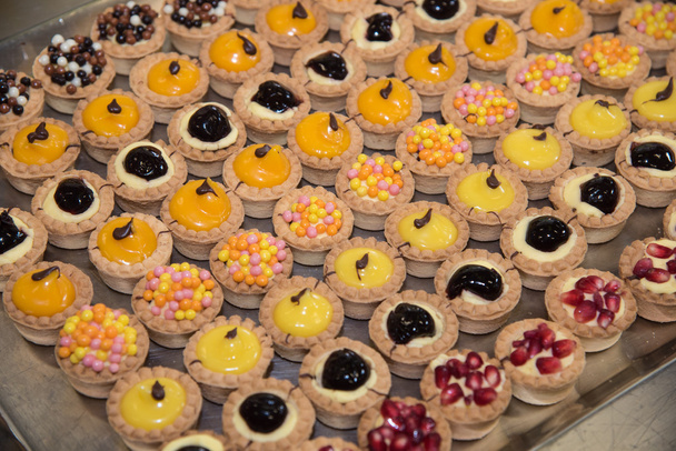 Variación de pastelería decorada con diversas frutas
 - Foto, imagen