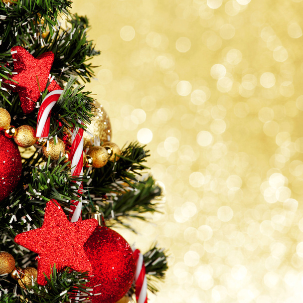 Beautiful decorated christmas tree on golden background - Fotografie, Obrázek