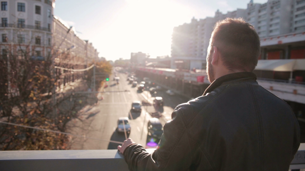 Άτομο εξετάζει κυκλοφορία στην πόλη στο ηλιοβασίλεμα - Πλάνα, βίντεο