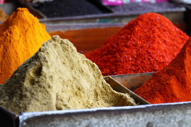 tradycyjne przyprawy rynku w Indiach. - Zdjęcie, obraz