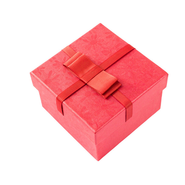 Κόκκινο δώρο κουτί με κόκκινη κορδέλα απομονωθεί σε λευκό. - Φωτογραφία, εικόνα