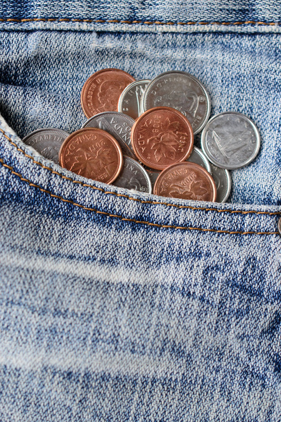 close-up Pequena pilha de moedas de dólar canadense no bolso jean
 - Foto, Imagem