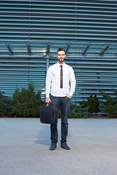 businessman holding a briefcase - Foto, afbeelding