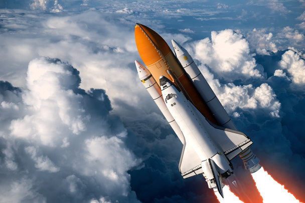 Lançamento do ônibus espacial nas nuvens
 - Foto, Imagem