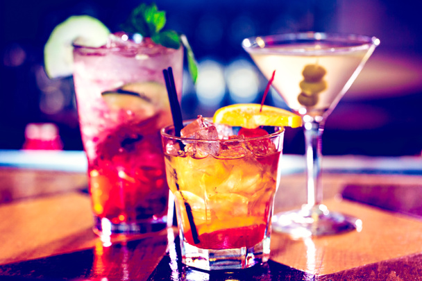 Барвисті коктейлі на барі
 - Фото, зображення
