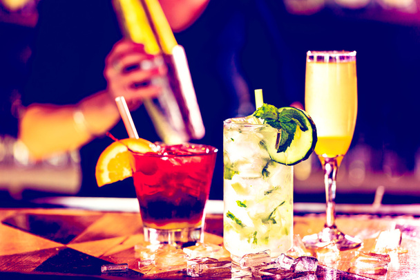 Renkli kokteyl barın üstüne - Fotoğraf, Görsel
